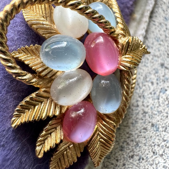 Crown Trifari vintage 1960s jelly belly lucite Easter brooch Alfred Philippe 50s - Picture 10 of 15